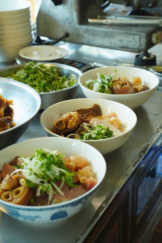 Bí Quyết Tạo Nên Hương Vị Đặc Trưng: Quy Trình Chế Biến Một Tô Bún Bò 153 Cần Thơ Chuẩn Vị bunbo17